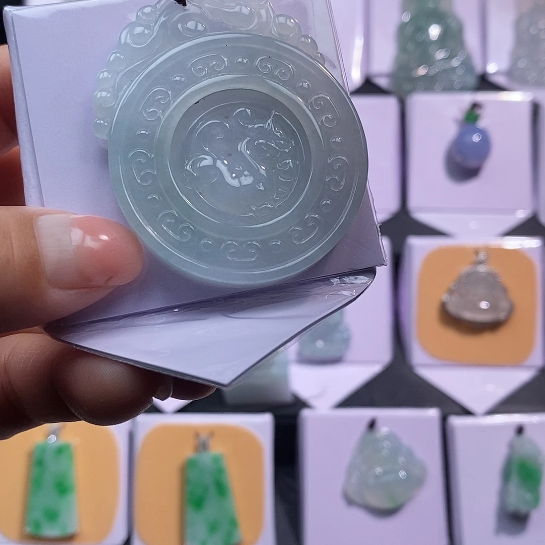 翡翠未镶嵌颈饰时来运转