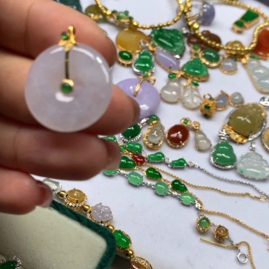 颈饰18K金镶嵌翡翠