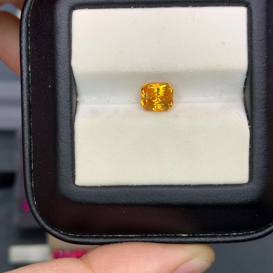 彩色蓝宝石裸石1.63克拉吉尔德大证金丝雀