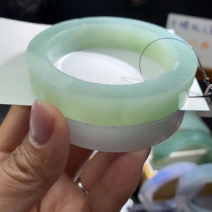 定制翡翠未镶嵌翡翠手镯