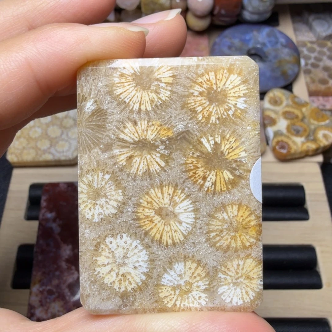 硅化玉未镶嵌黄色大花，玉透大方牌