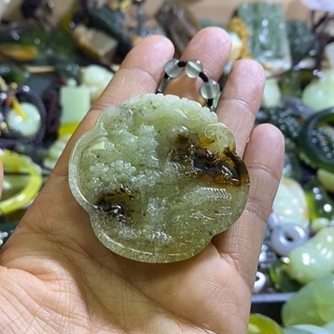岫玉未镶嵌颈饰挂件