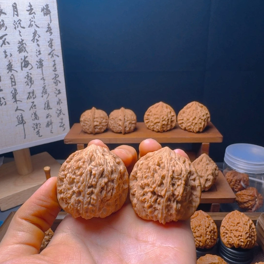 文玩核桃吊坠绣球