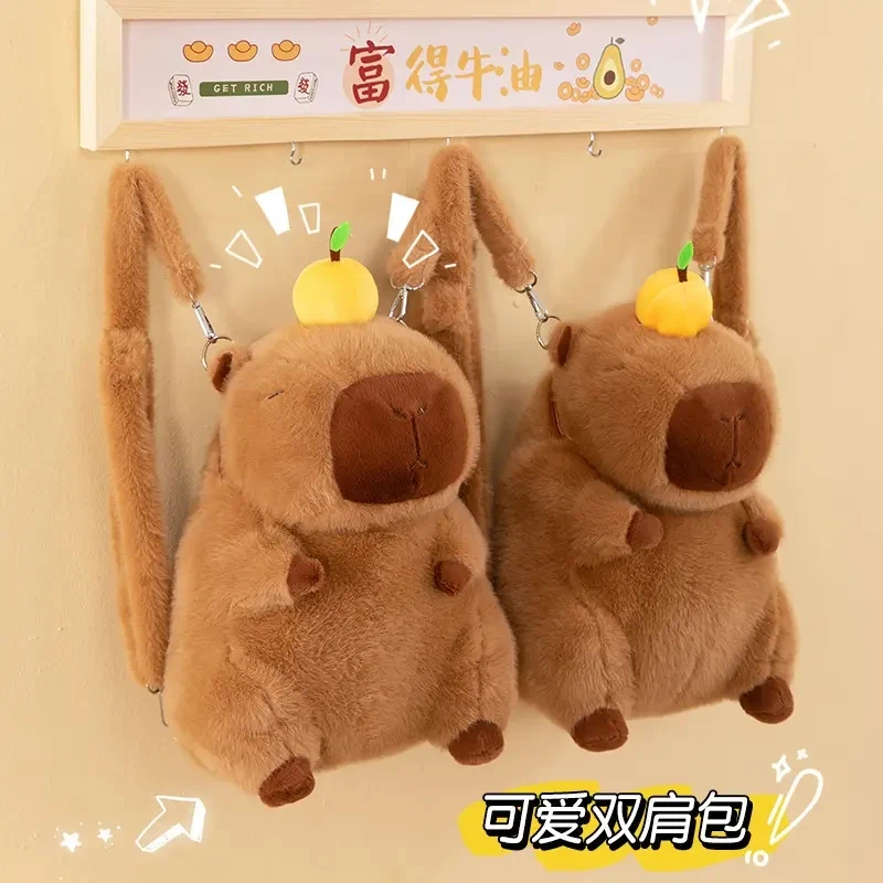 超萌日系卡通柿子卡皮巴拉水豚毛绒双肩包大容量通勤背包学生书包