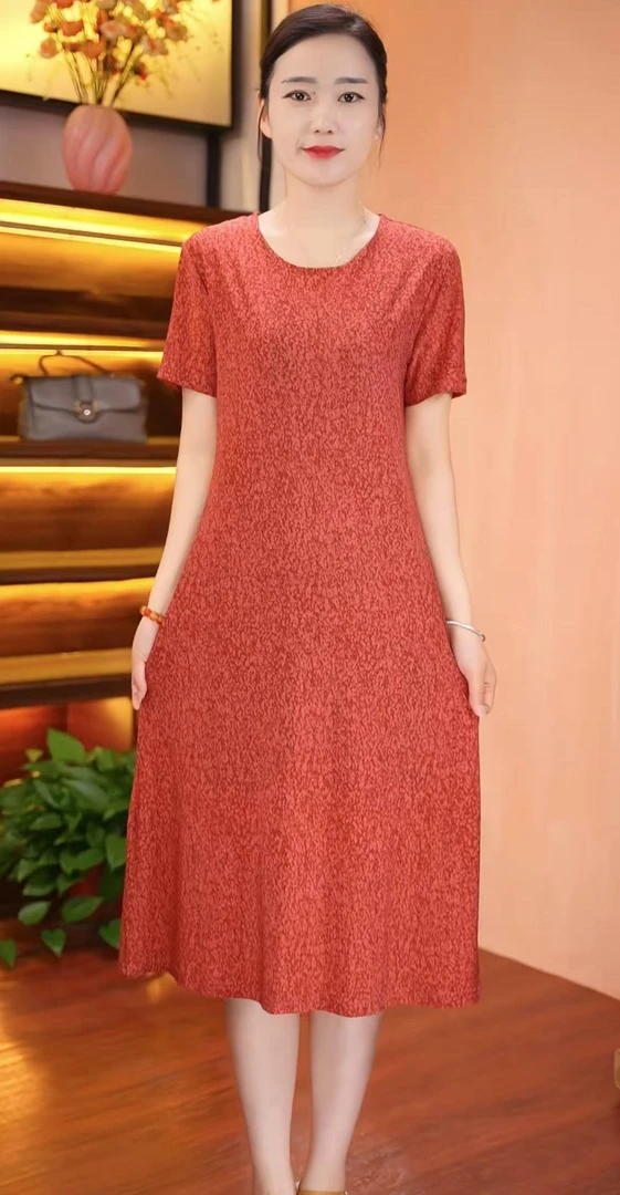 2025夏季新款减龄显气质珊瑚红妈妈装中长款遮肉显瘦高弹连衣裙