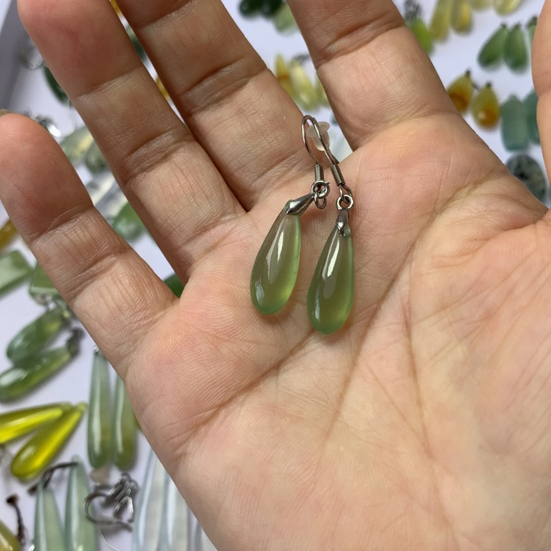 谁***残未镶嵌蛇纹石玉耳环