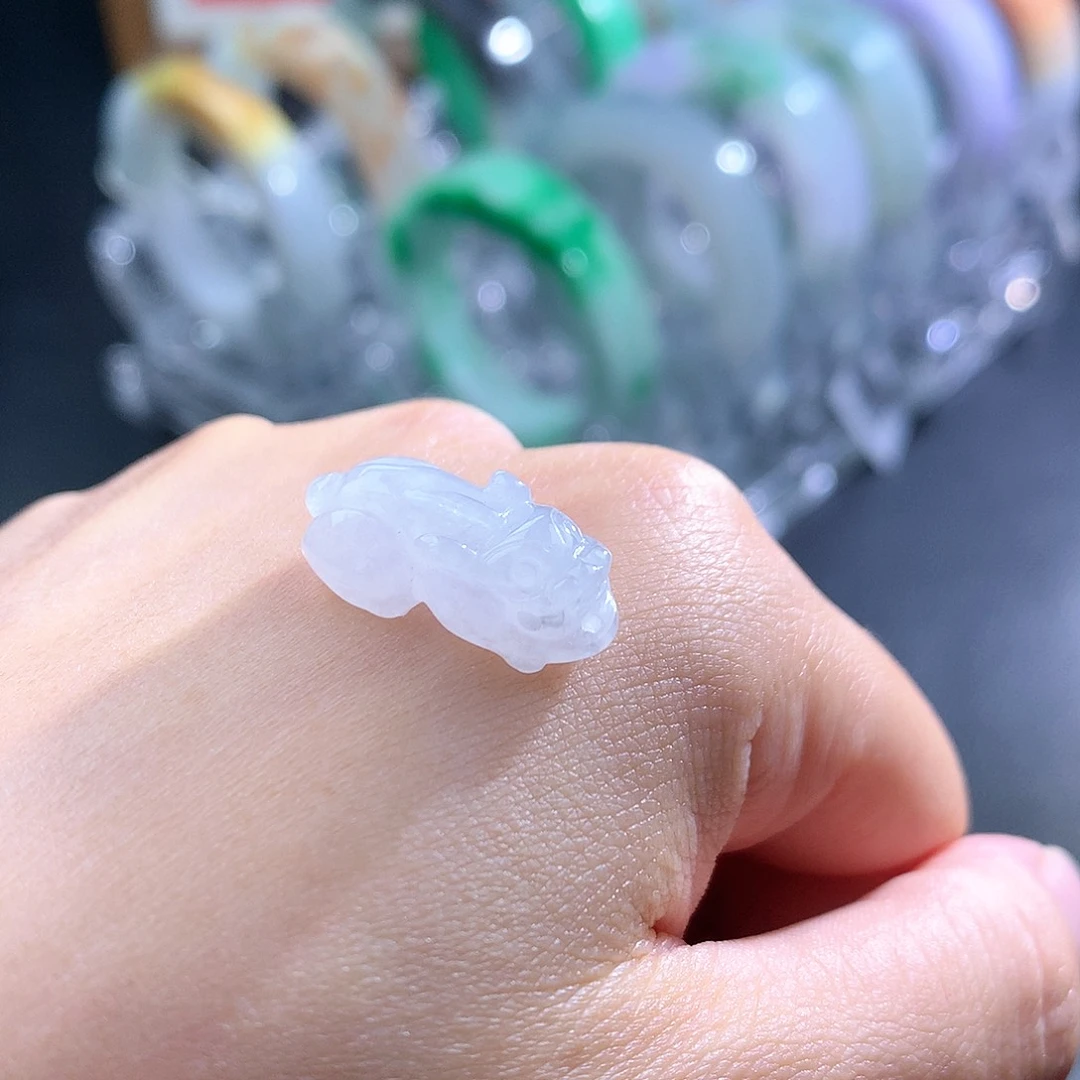 翡翠未镶嵌颈饰貔貅