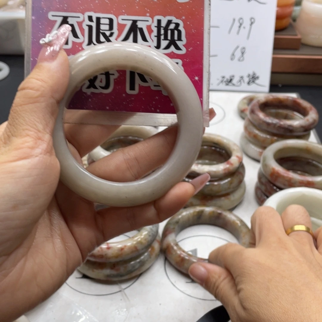 半***女未镶嵌手镯石英质玉
