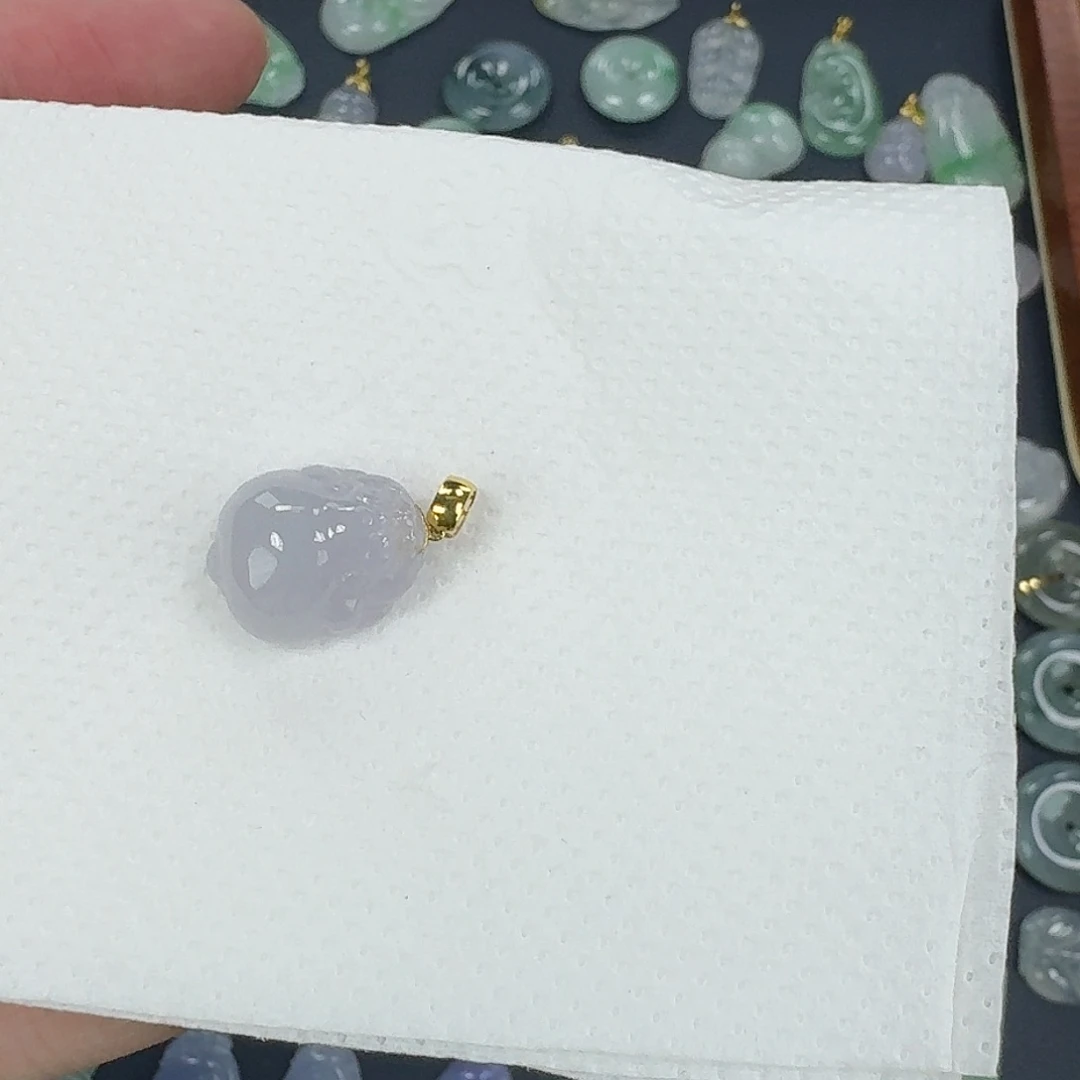 翡翠18K金镶嵌颈饰貔犰