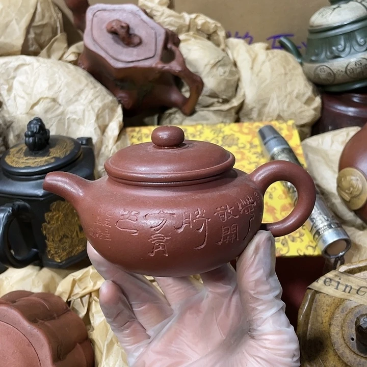 茶壶紫砂矿泥料手工制作的一把紫砂壶。
