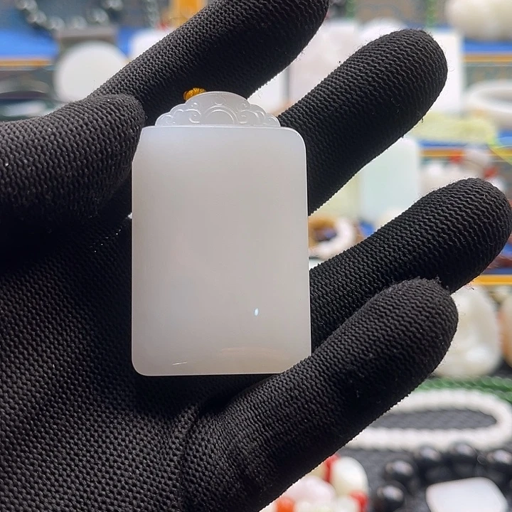 晴****颈饰未镶嵌和田玉（白玉）