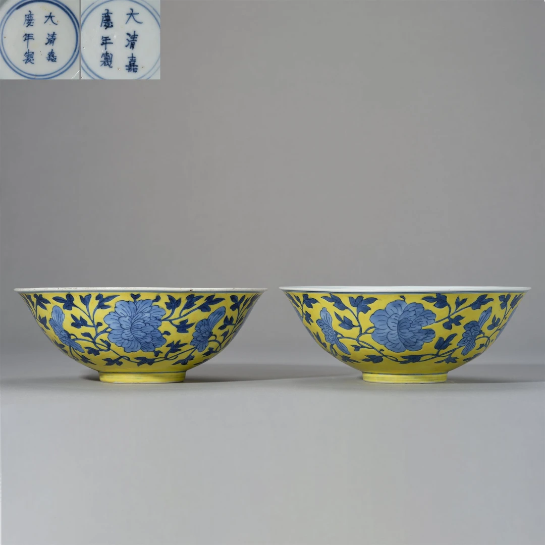 LOT233 清嘉庆黄地青花碗一对