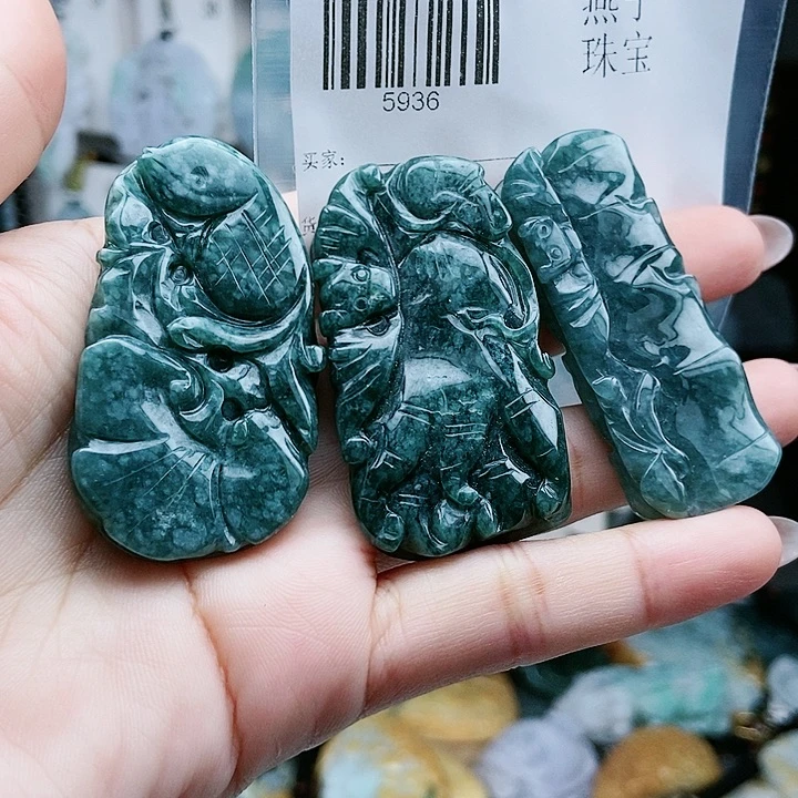 颈饰足铂镶嵌翡翠翡翠