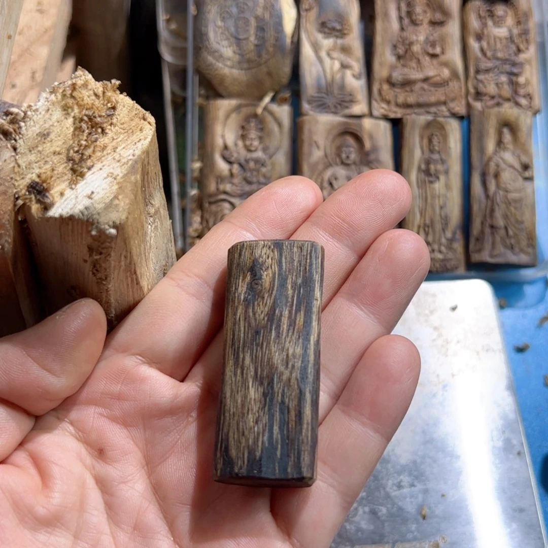 沉香吊坠紫棋素牌7.9克