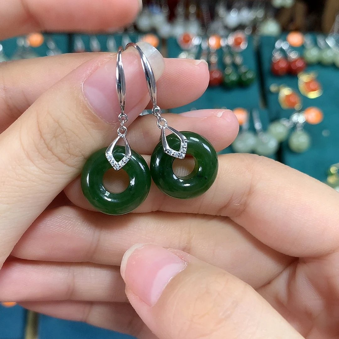 爱***景银S925镶嵌和田玉耳饰菠菜绿卡15左右