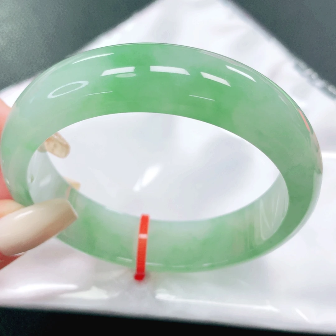 翡翠手镯未镶嵌59。