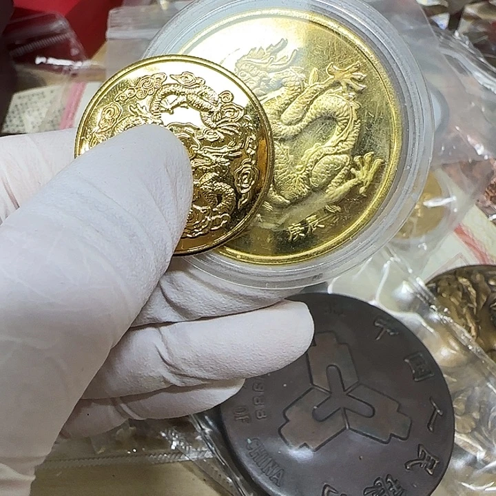 其他普通金属一大一小2000年生肖牛纪念章