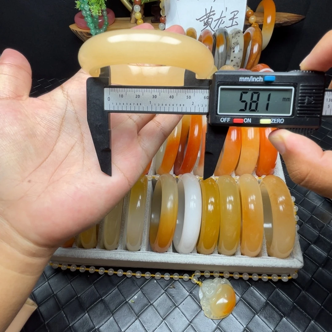 未镶嵌石英质玉（黄龙玉）手镯