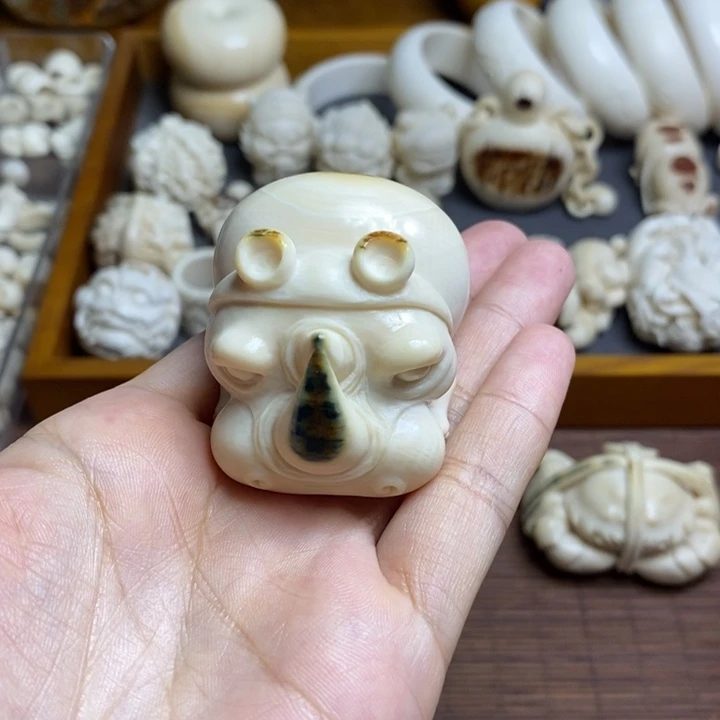 萝***莉猛犸牙犀牛手把件