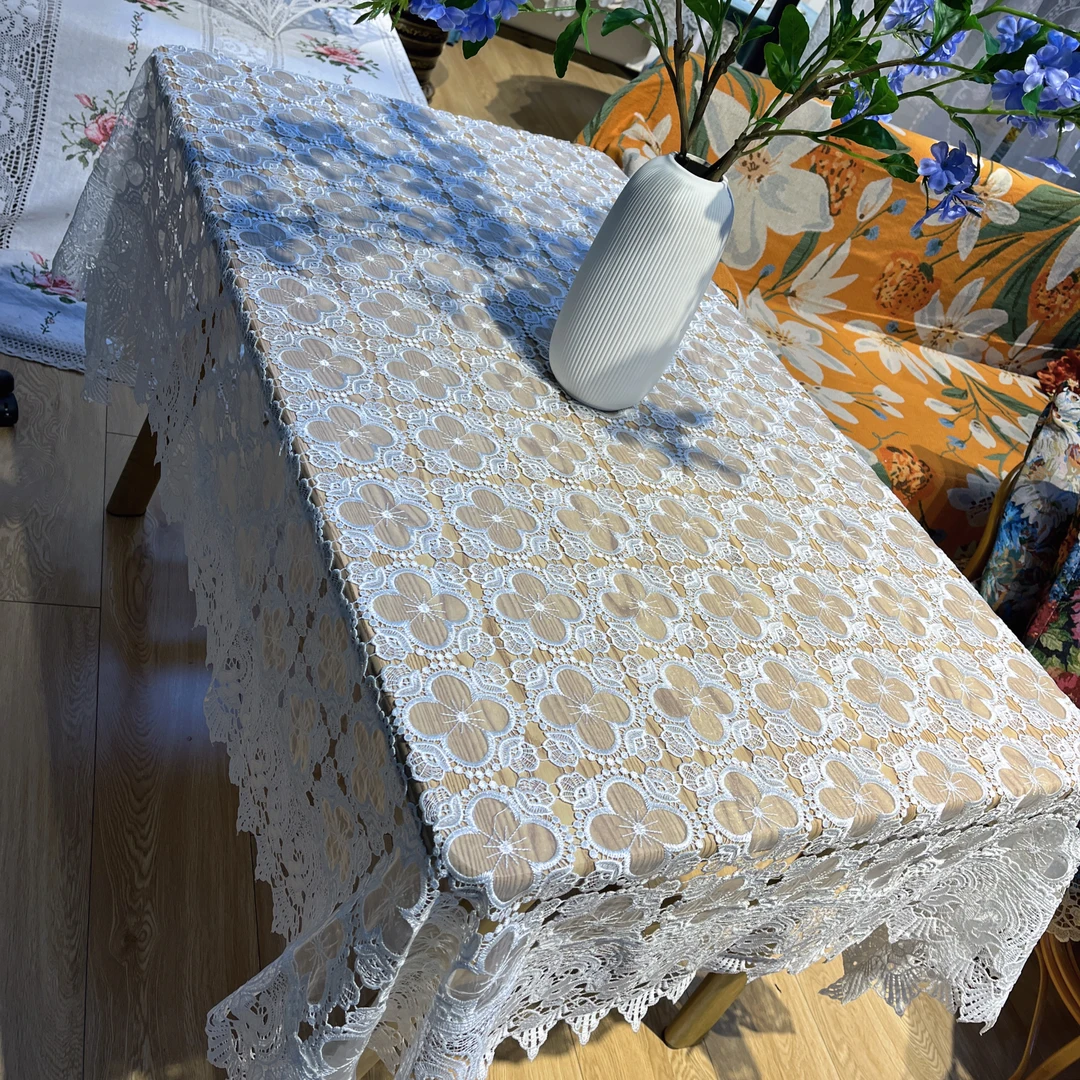 A17-7玻璃纱（120*170cm方）白色四叶花花蕊凸起桌布