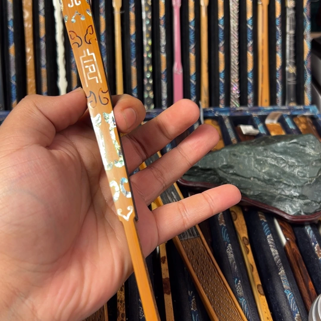 红***波扇子扇子的设计非常精致