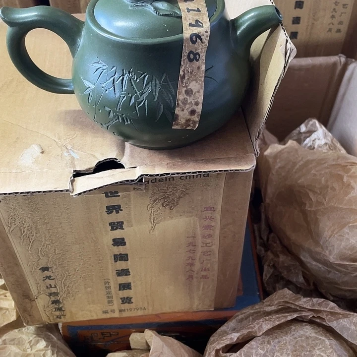 茶壶紫砂原矿泥料，手工制作的一把紫砂壶。