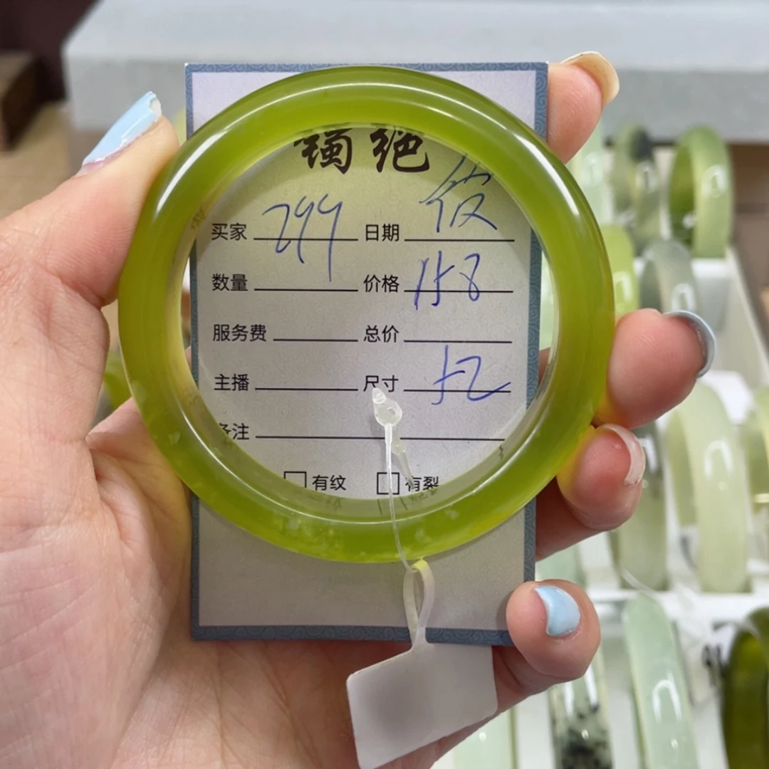 【闪购商品】蛇纹石玉手镯未镶嵌彼****?