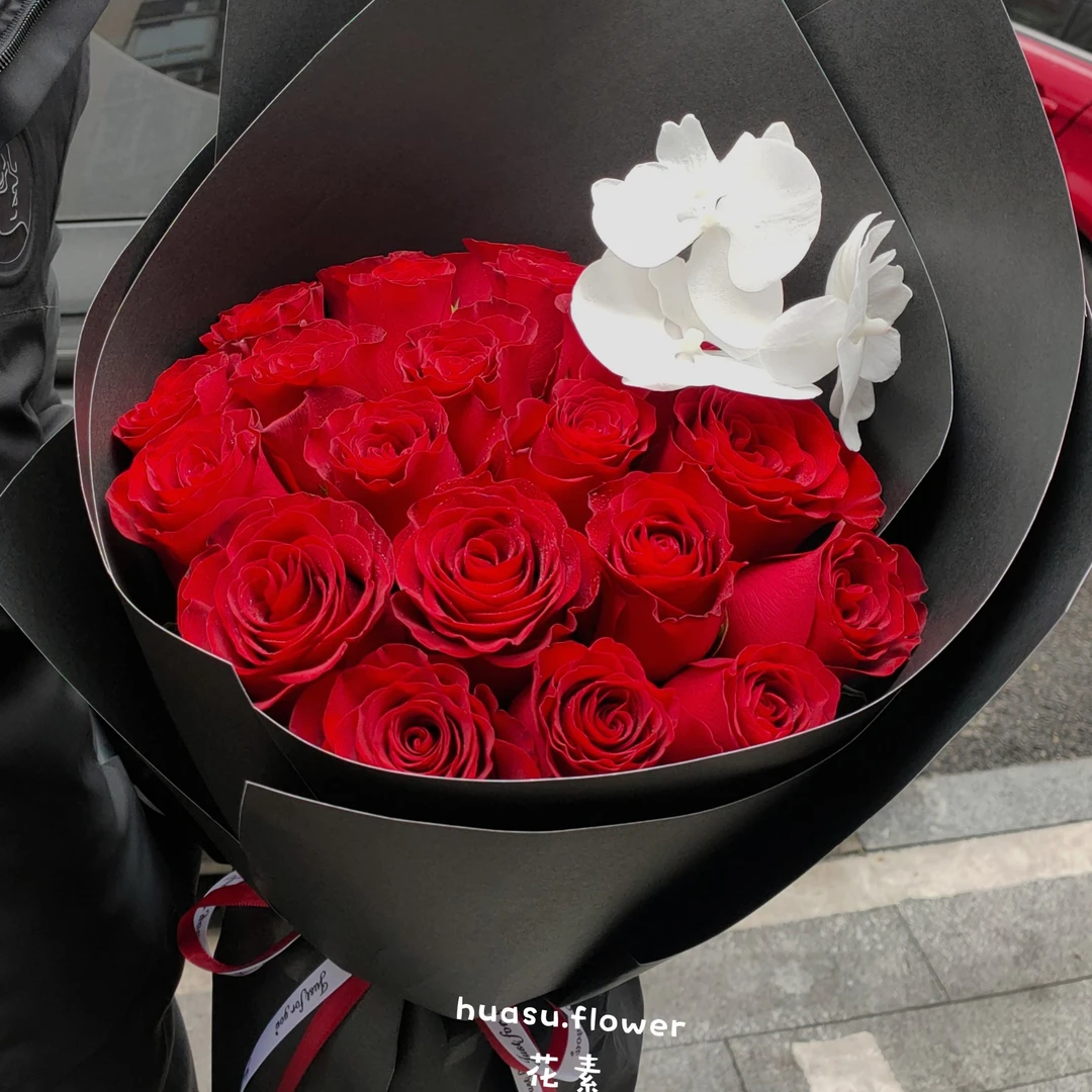 （珍爱）21支高原红玫瑰搭配白天鹅蝴蝶兰花束