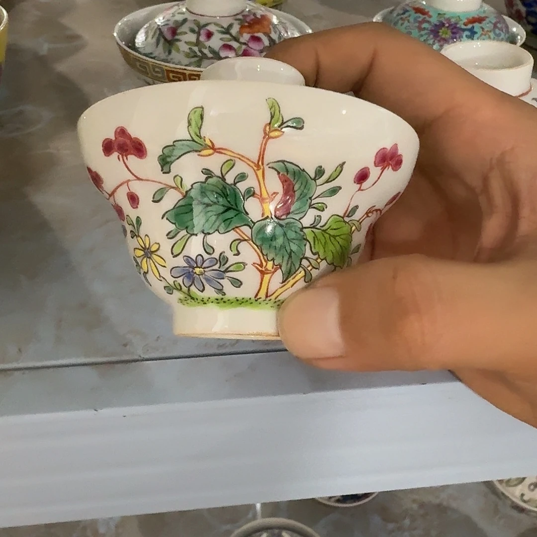 瓷片摆件等物品进行检查并及时