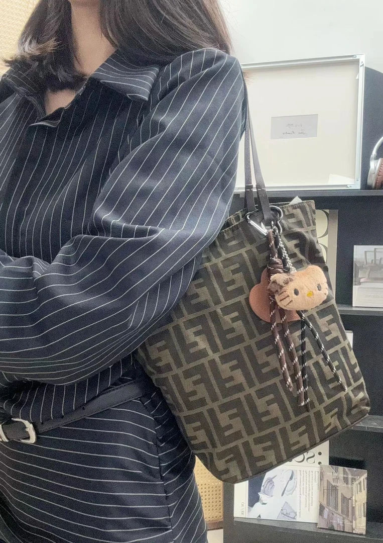 95新 FENDI/芬迪 老花小号单肩包托特包/秋境 09584