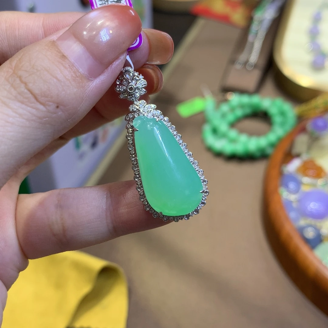 翡翠18K金镶嵌颈饰