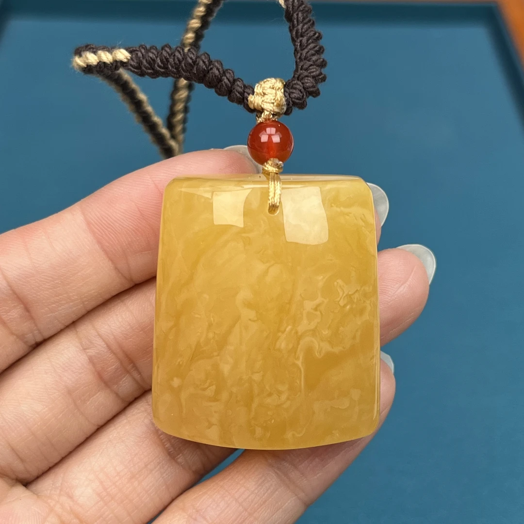 Y4406天然原矿蜜蜡鸡油黄无事牌 32x37x17mm抖音基地质检发货