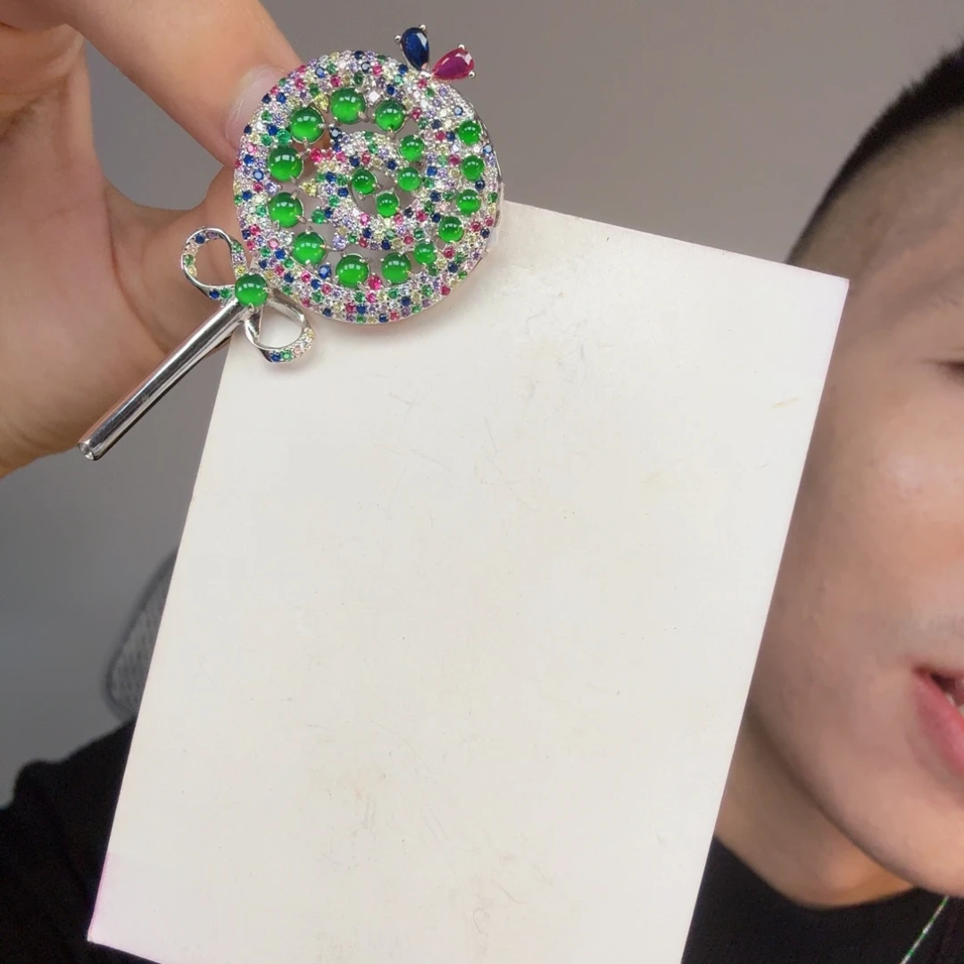 翡翠未镶嵌颈饰一件