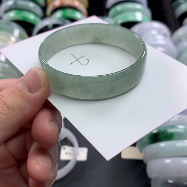 翡翠未镶嵌手镯公主