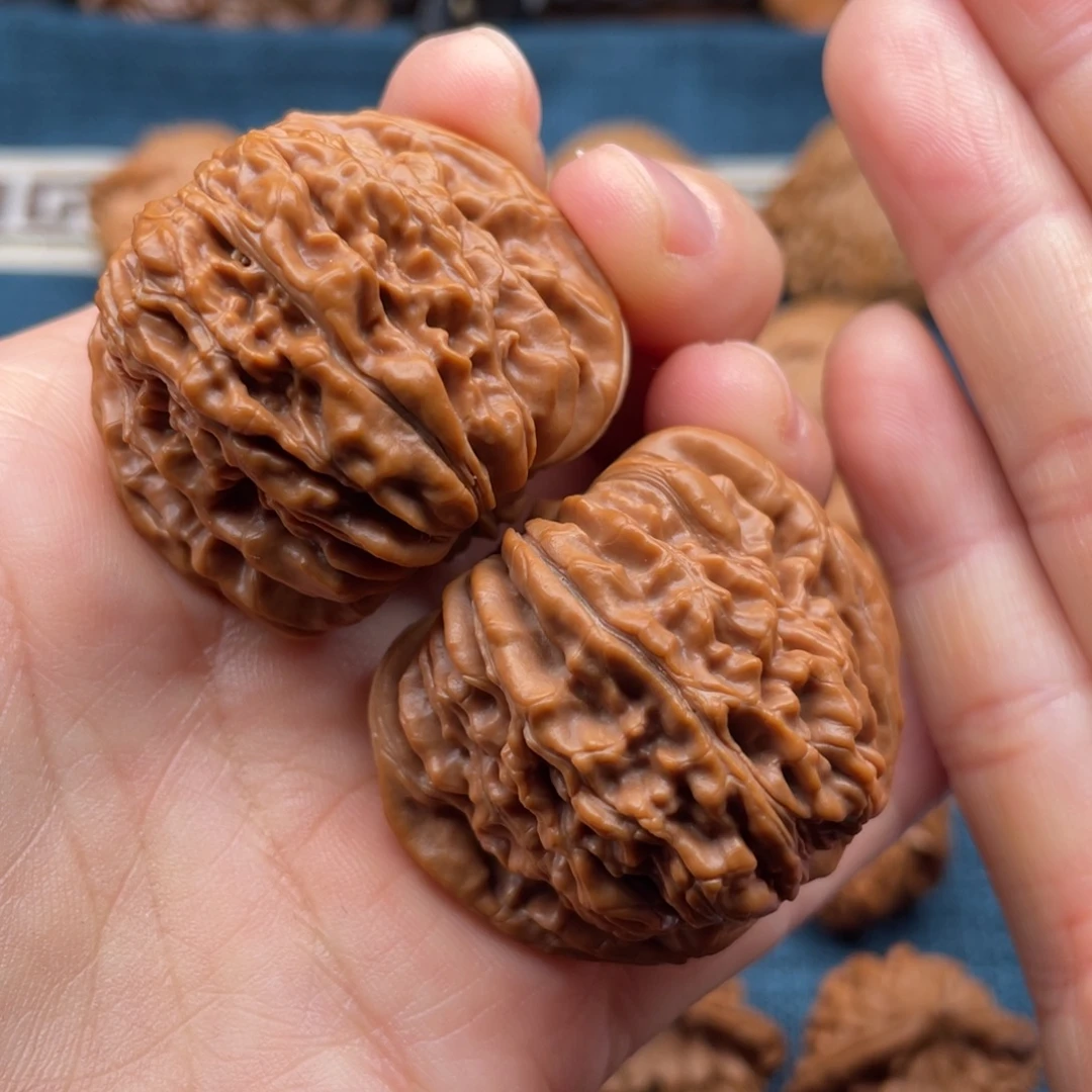 文玩核桃把件40全品红皮山地楼