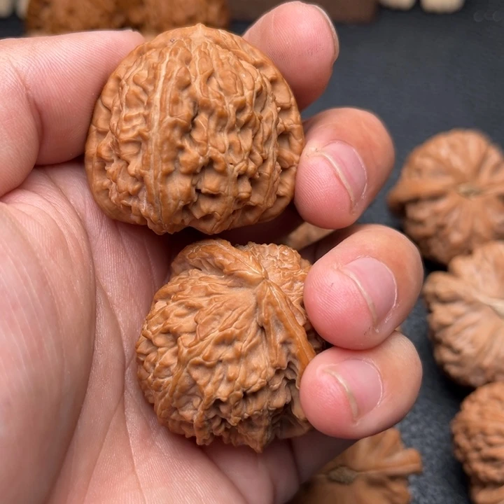 文玩核桃吊坠40三角白