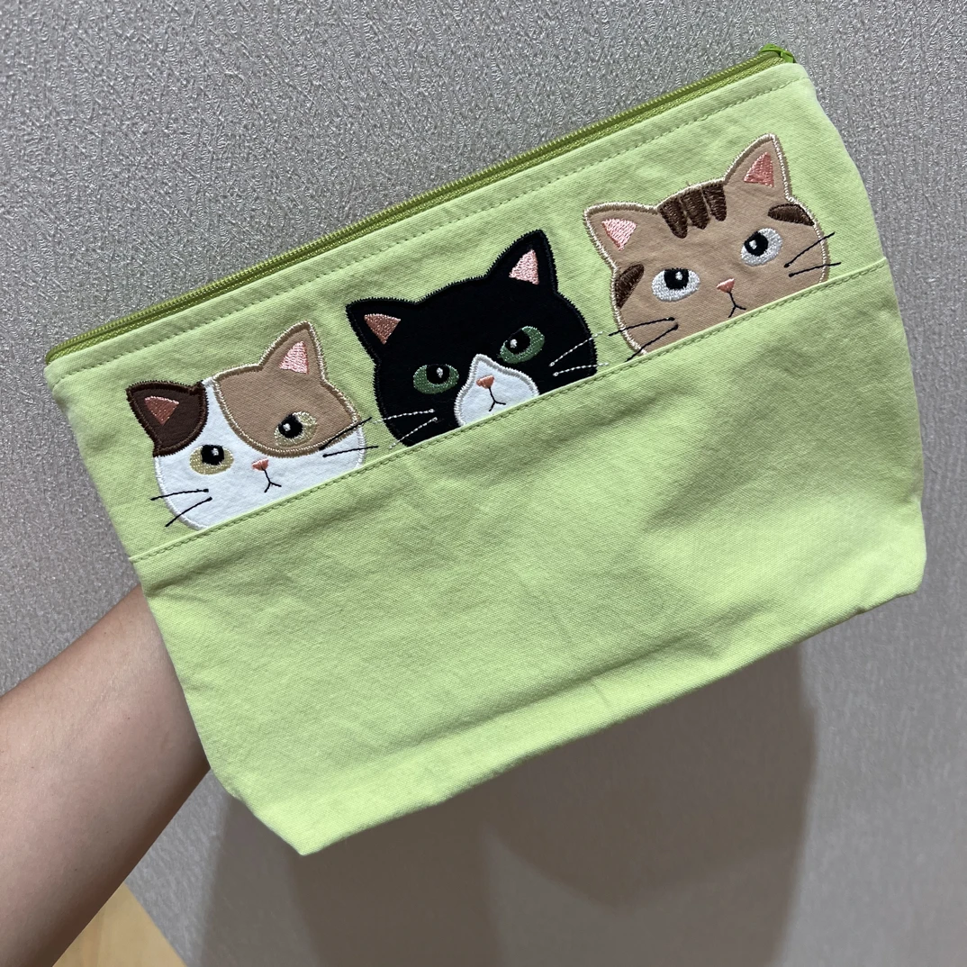 三只猫猫收纳袋卡拉猫手拿包日本潮牌糖果色化妆袋