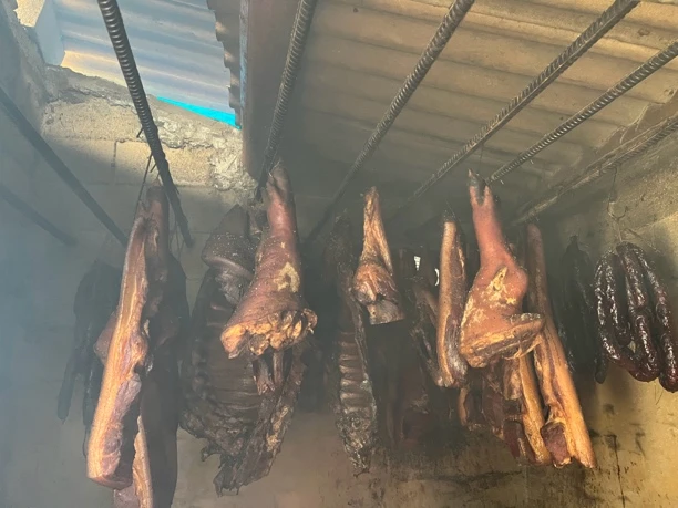 重庆正宗烟熏土猪腊肉传统工艺柴火制作咸香腊味特产