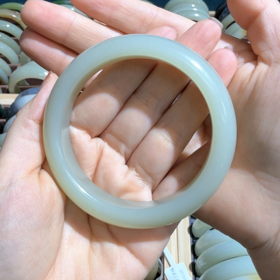 知***秋和田玉未镶嵌手镯