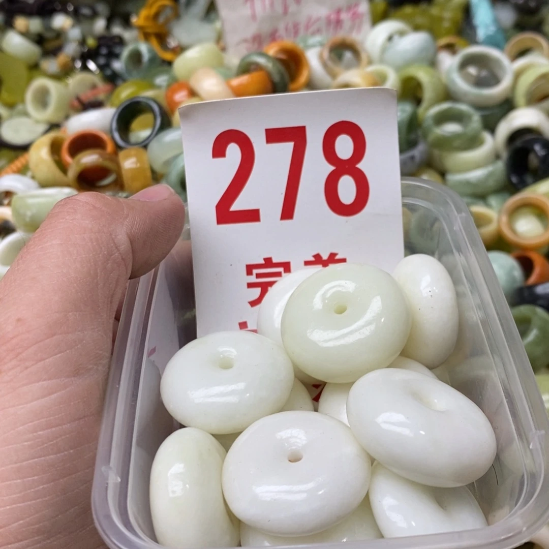 蛇纹石玉挂坠未镶嵌