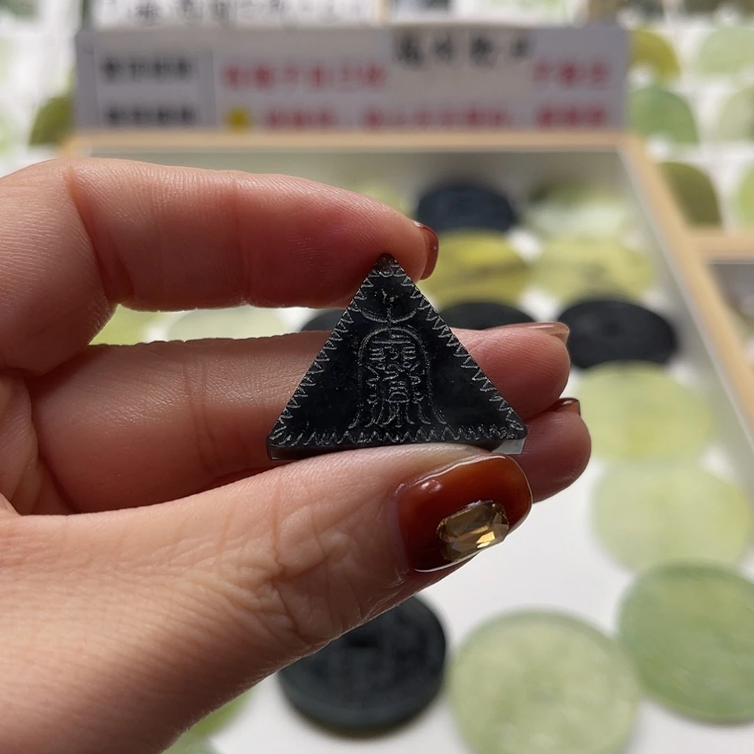未镶嵌蛇纹石玉颈饰随机发