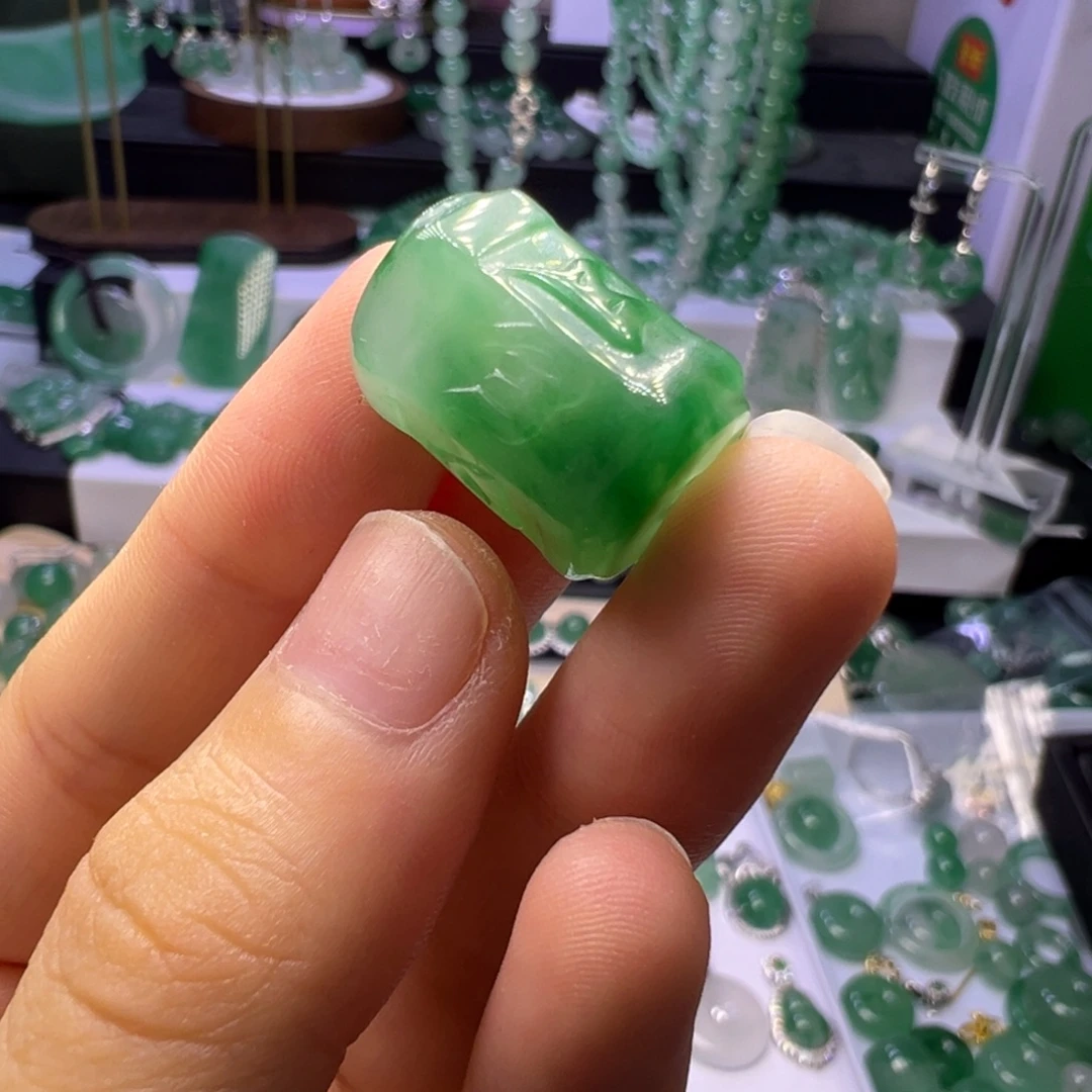 颈饰未镶嵌石英质玉（非洲翠）