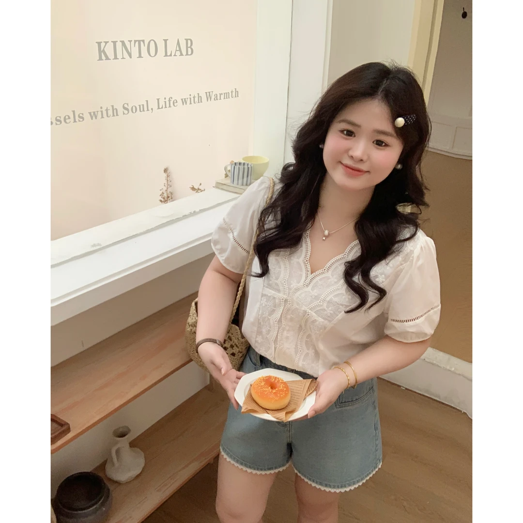 【白玉映沙】大头婷微胖夏季衬衫V领法式刺绣短袖上衣