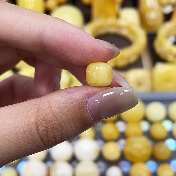 琥珀未镶嵌裸石8.7*7.7mm瑕