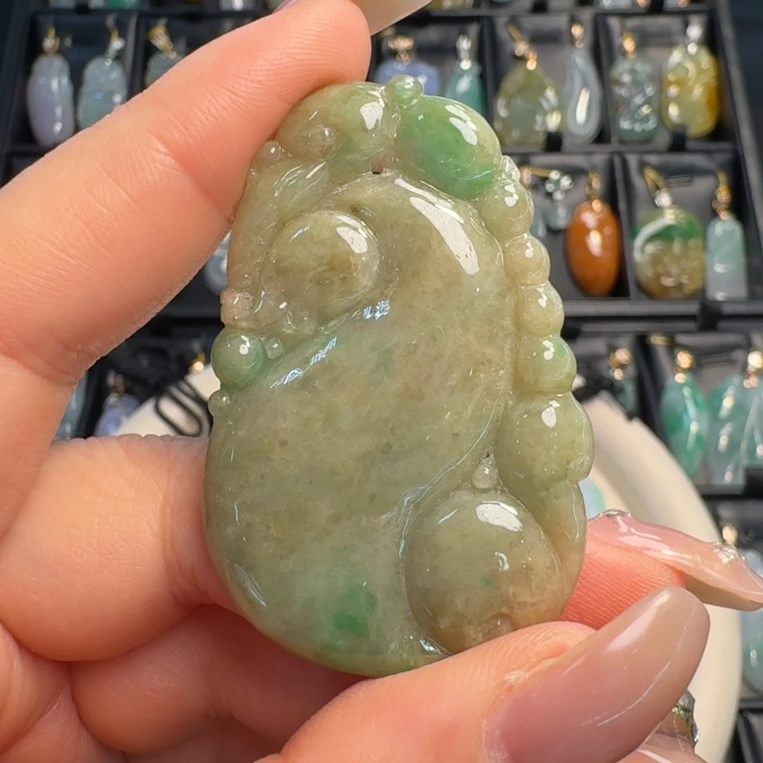 翡翠未镶嵌颈饰如意