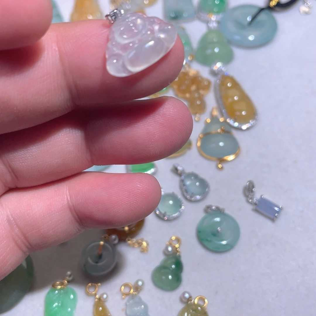 翡翠18K金镶嵌颈饰