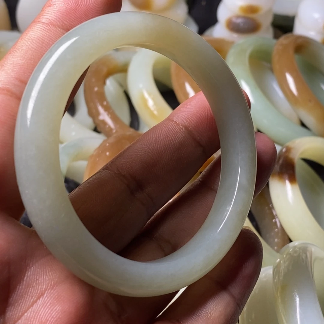 和田玉（糖玉）手镯未镶嵌有结构