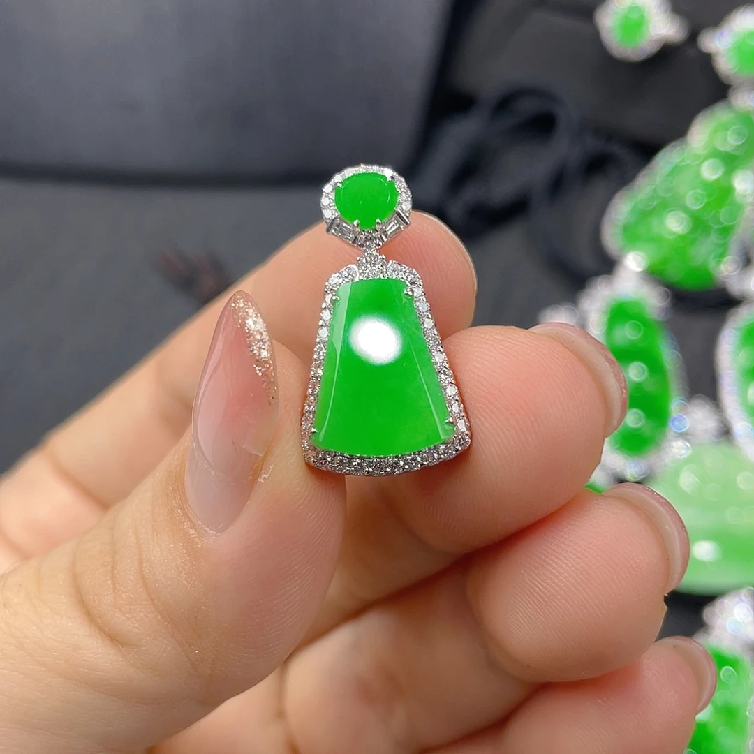 翡翠18K金镶嵌颈饰翡翠无事牌