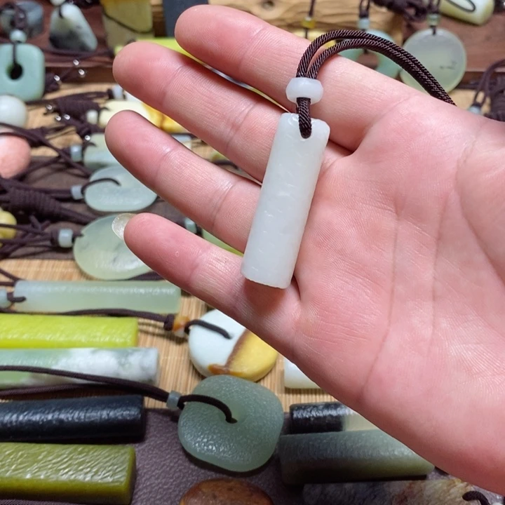 蛇纹石玉挂件未镶嵌