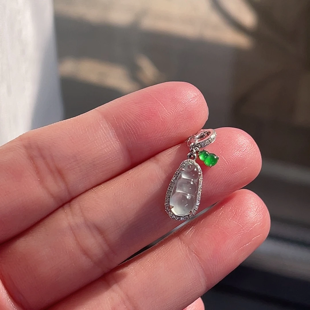 翡翠18K金镶嵌颈饰福豆葫芦